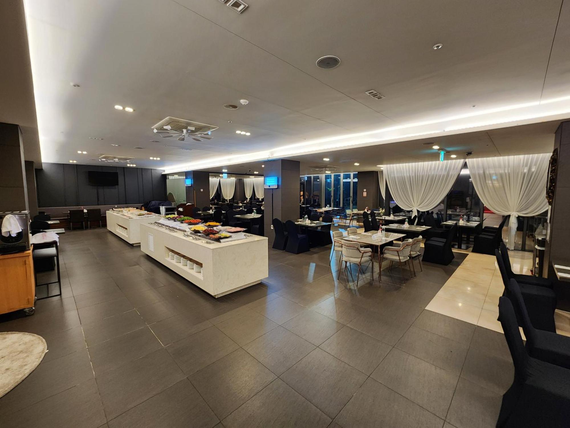 Ramada By Wyndham Jeju Hamdeok Hotel Екстериор снимка