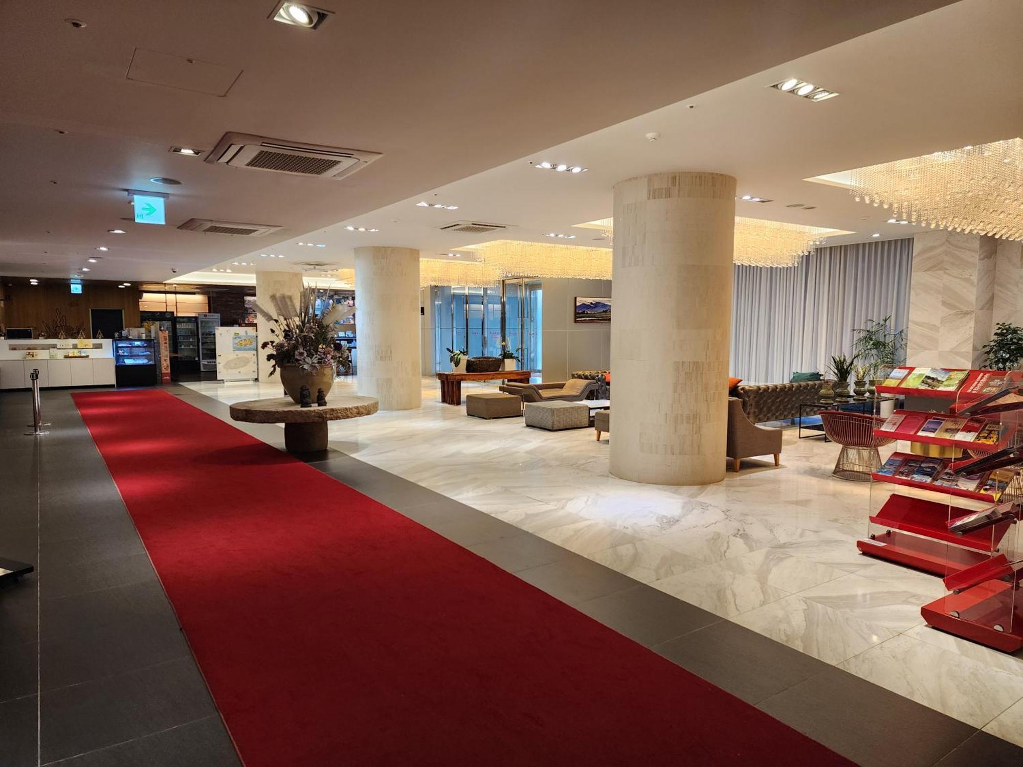 Ramada By Wyndham Jeju Hamdeok Hotel Екстериор снимка
