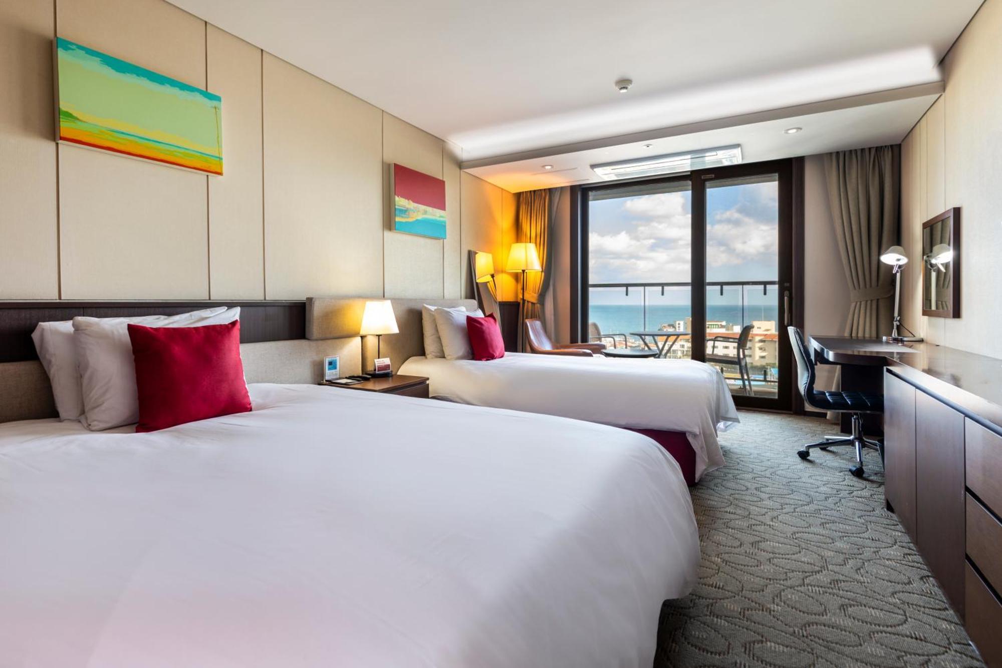 Ramada By Wyndham Jeju Hamdeok Hotel Екстериор снимка