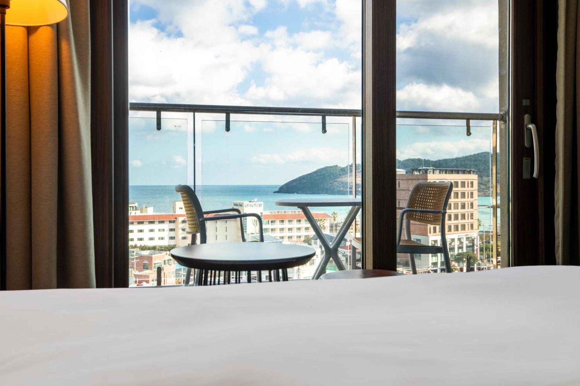 Ramada By Wyndham Jeju Hamdeok Hotel Екстериор снимка
