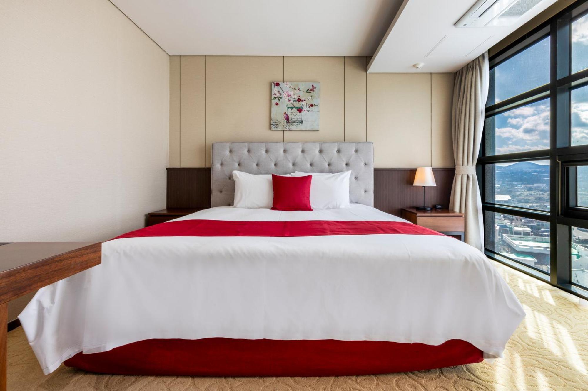 Ramada By Wyndham Jeju Hamdeok Hotel Екстериор снимка