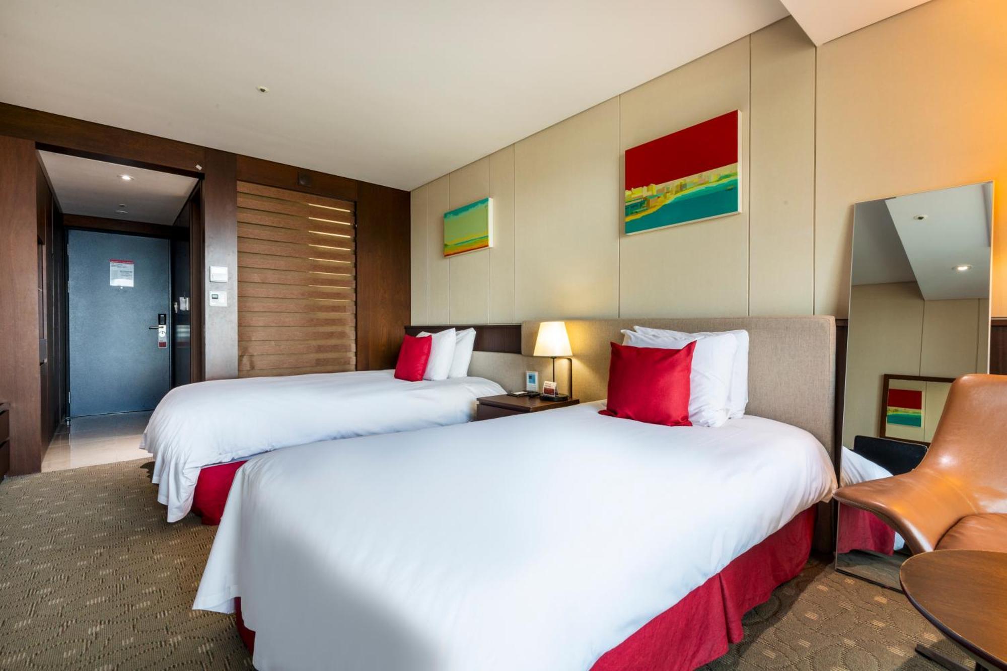 Ramada By Wyndham Jeju Hamdeok Hotel Екстериор снимка