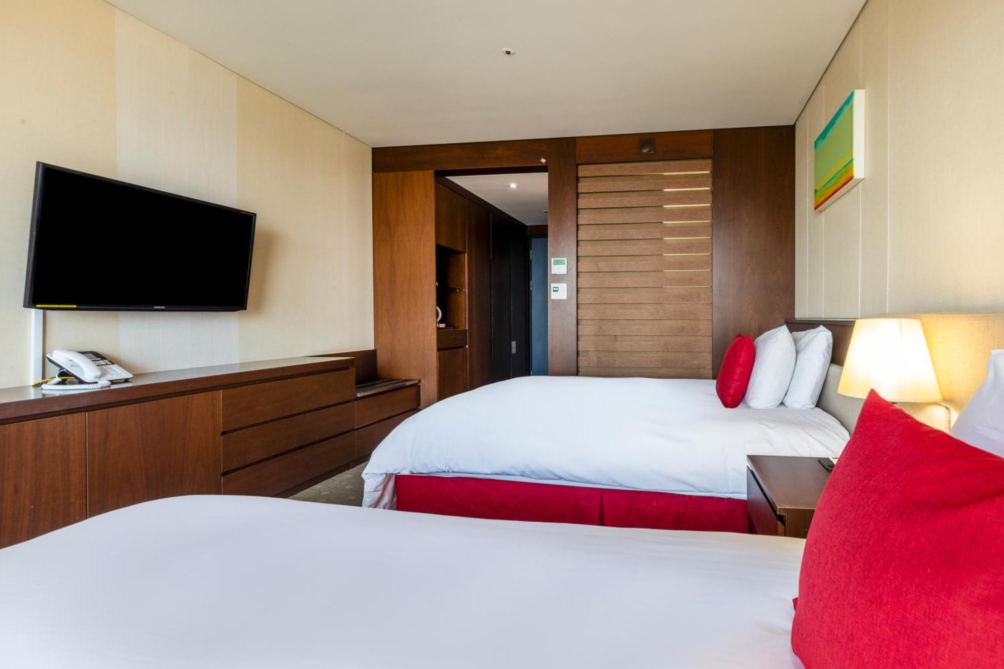 Ramada By Wyndham Jeju Hamdeok Hotel Екстериор снимка