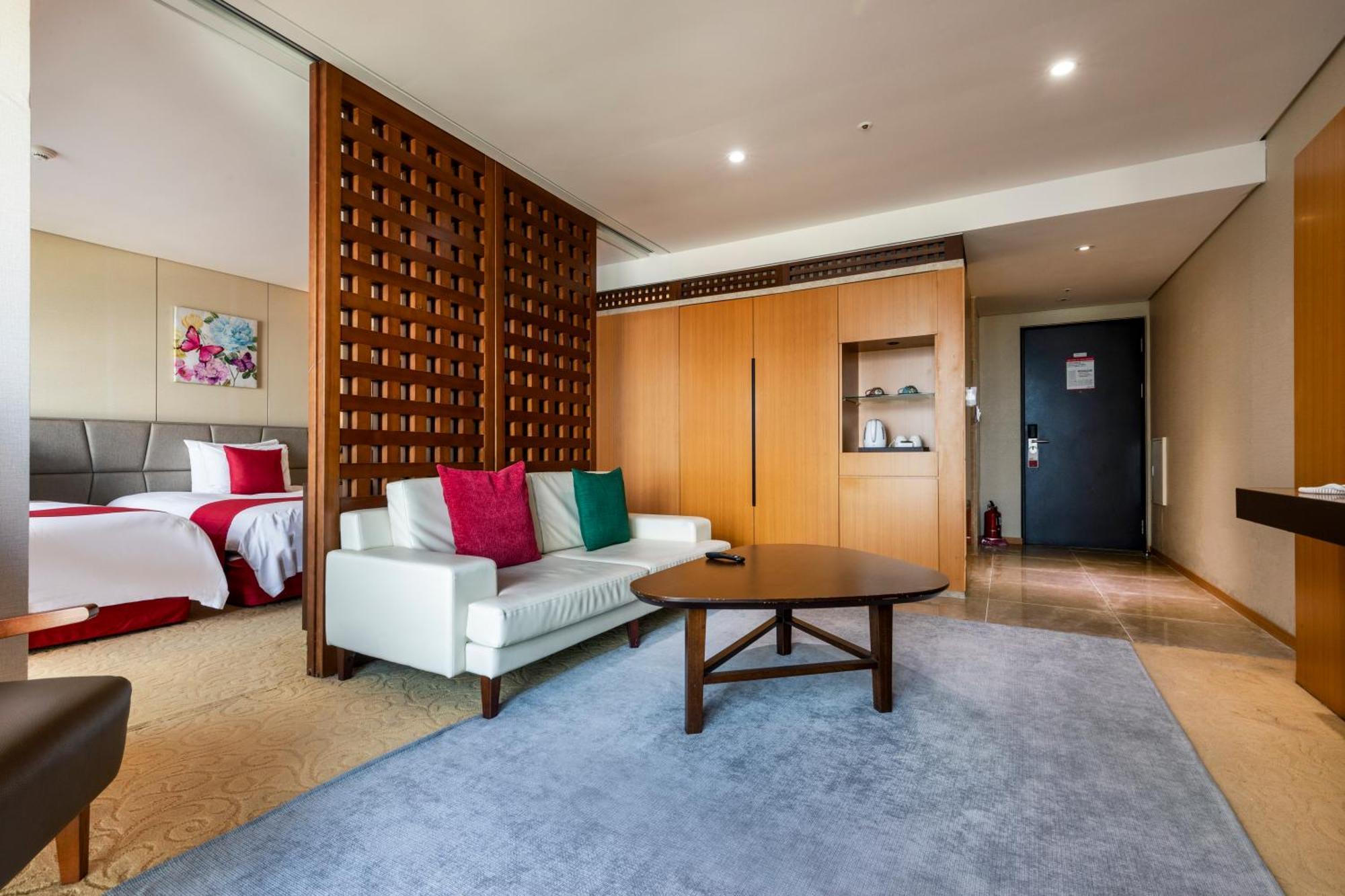 Ramada By Wyndham Jeju Hamdeok Hotel Екстериор снимка