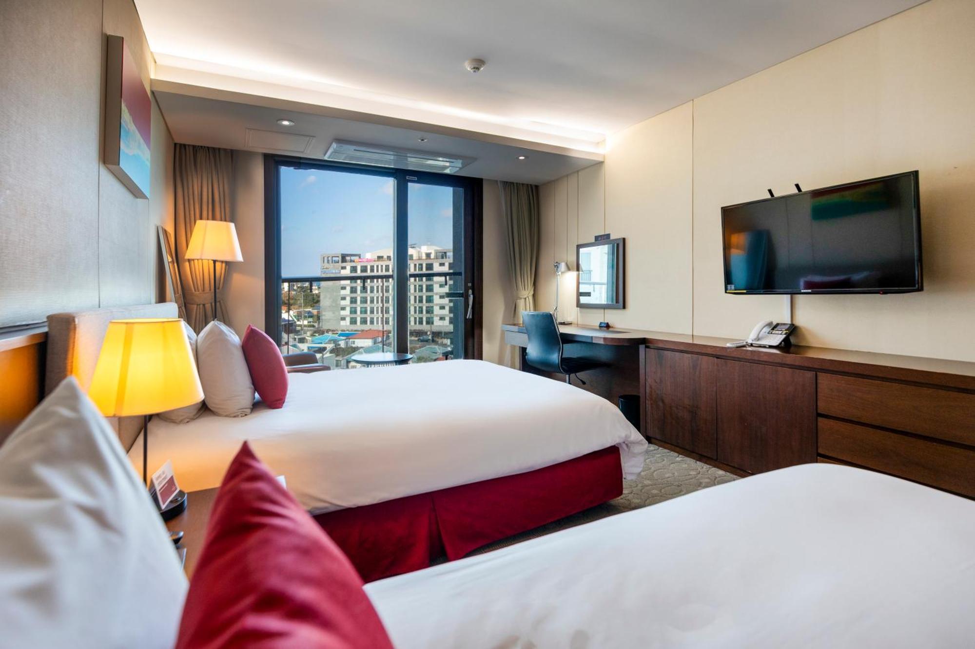 Ramada By Wyndham Jeju Hamdeok Hotel Екстериор снимка