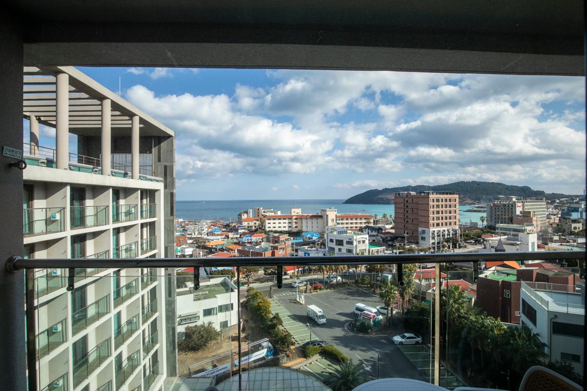 Ramada By Wyndham Jeju Hamdeok Hotel Екстериор снимка