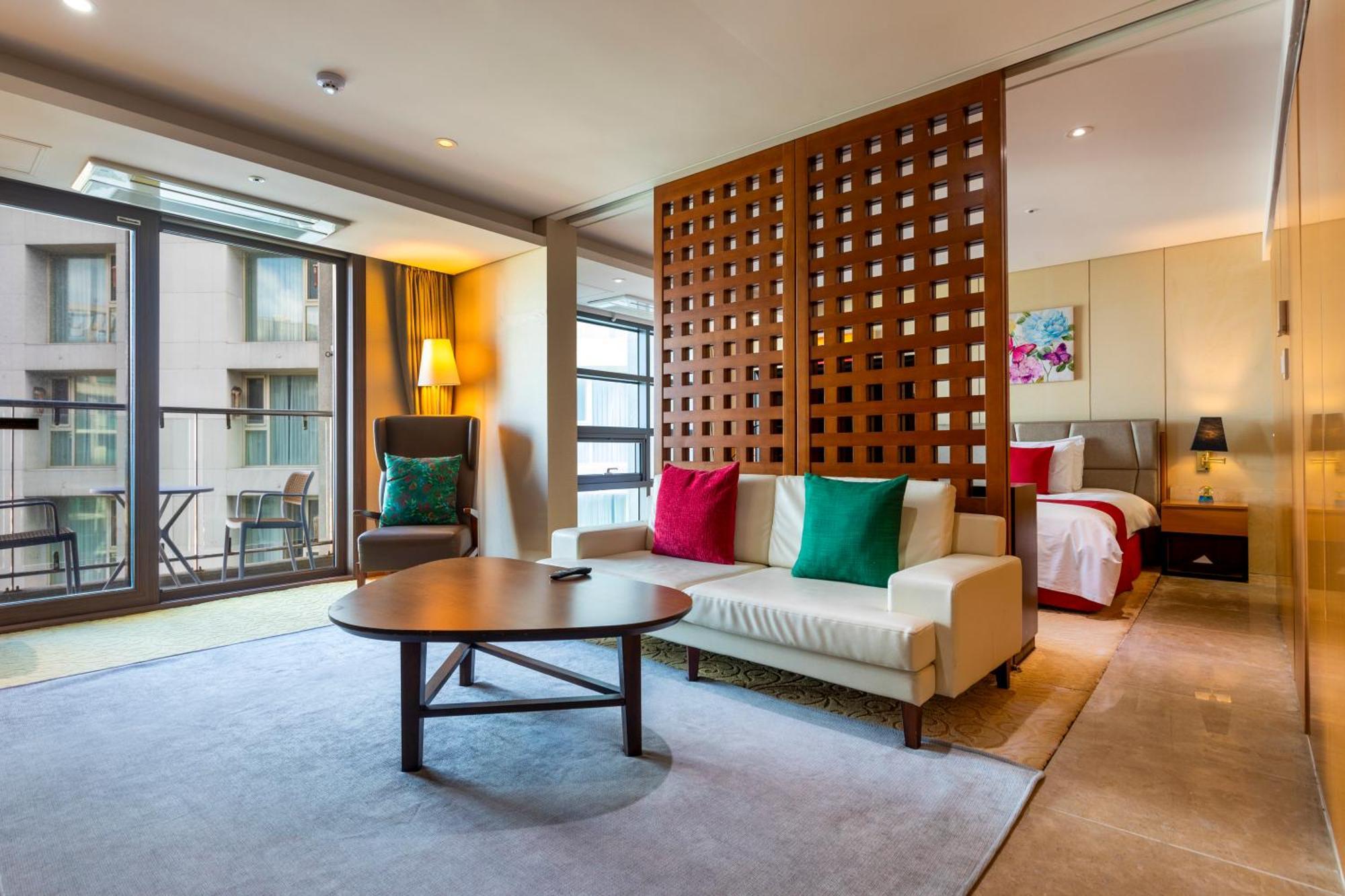 Ramada By Wyndham Jeju Hamdeok Hotel Екстериор снимка