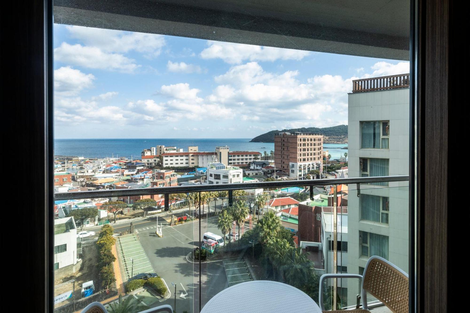 Ramada By Wyndham Jeju Hamdeok Hotel Екстериор снимка