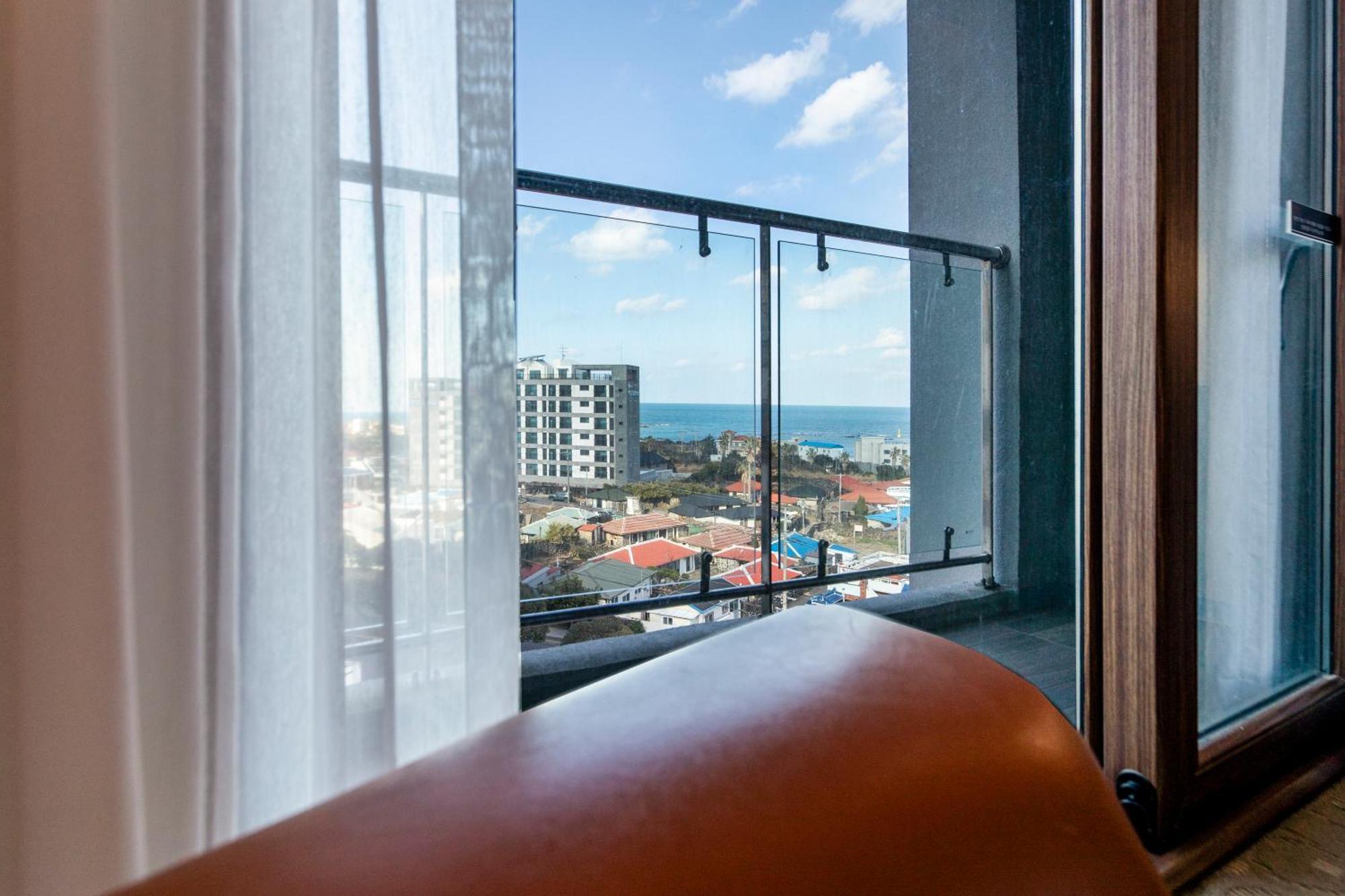 Ramada By Wyndham Jeju Hamdeok Hotel Екстериор снимка