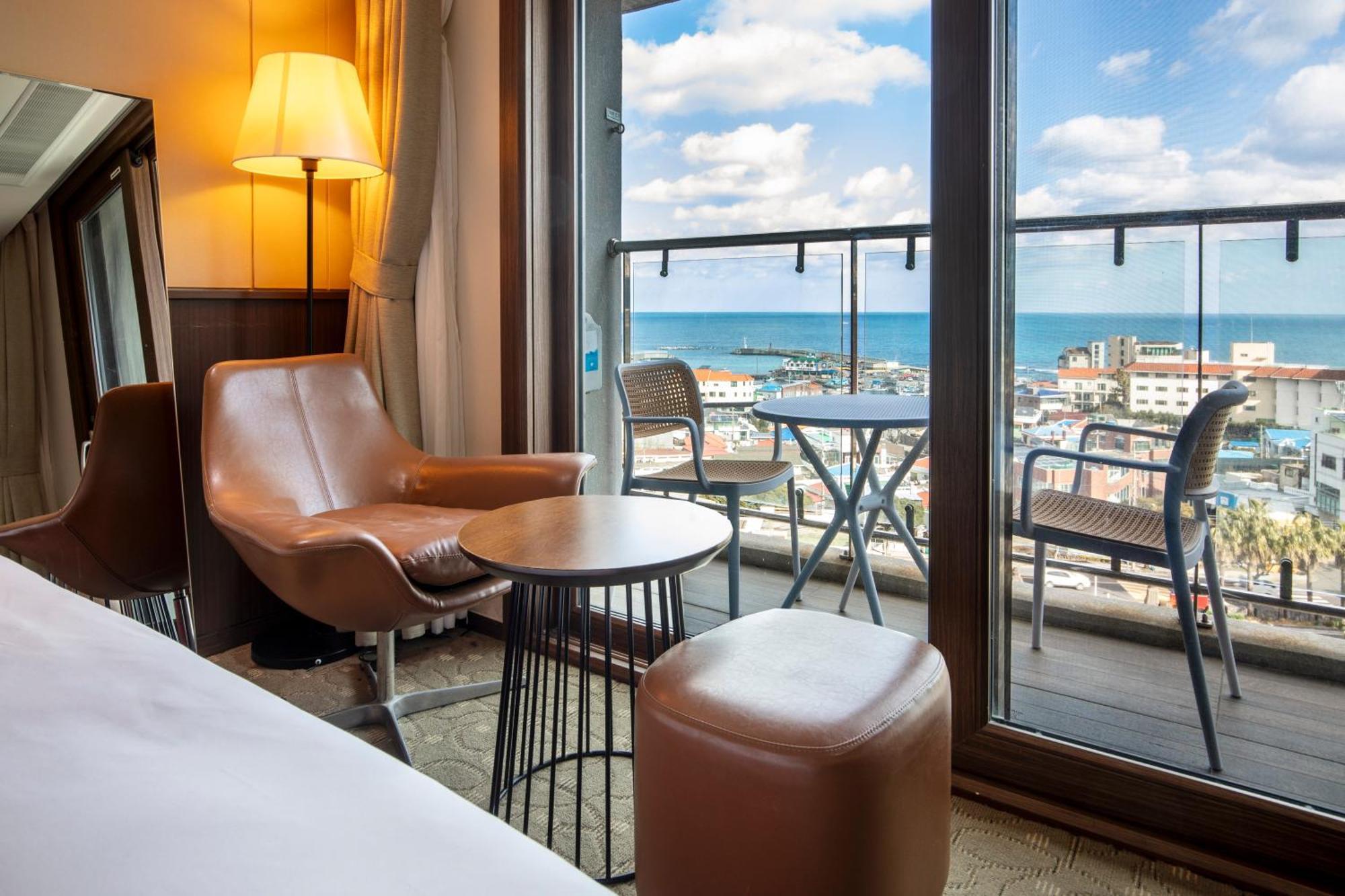 Ramada By Wyndham Jeju Hamdeok Hotel Екстериор снимка