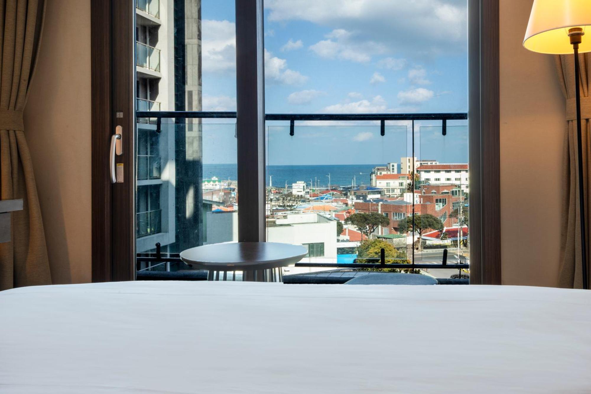 Ramada By Wyndham Jeju Hamdeok Hotel Екстериор снимка
