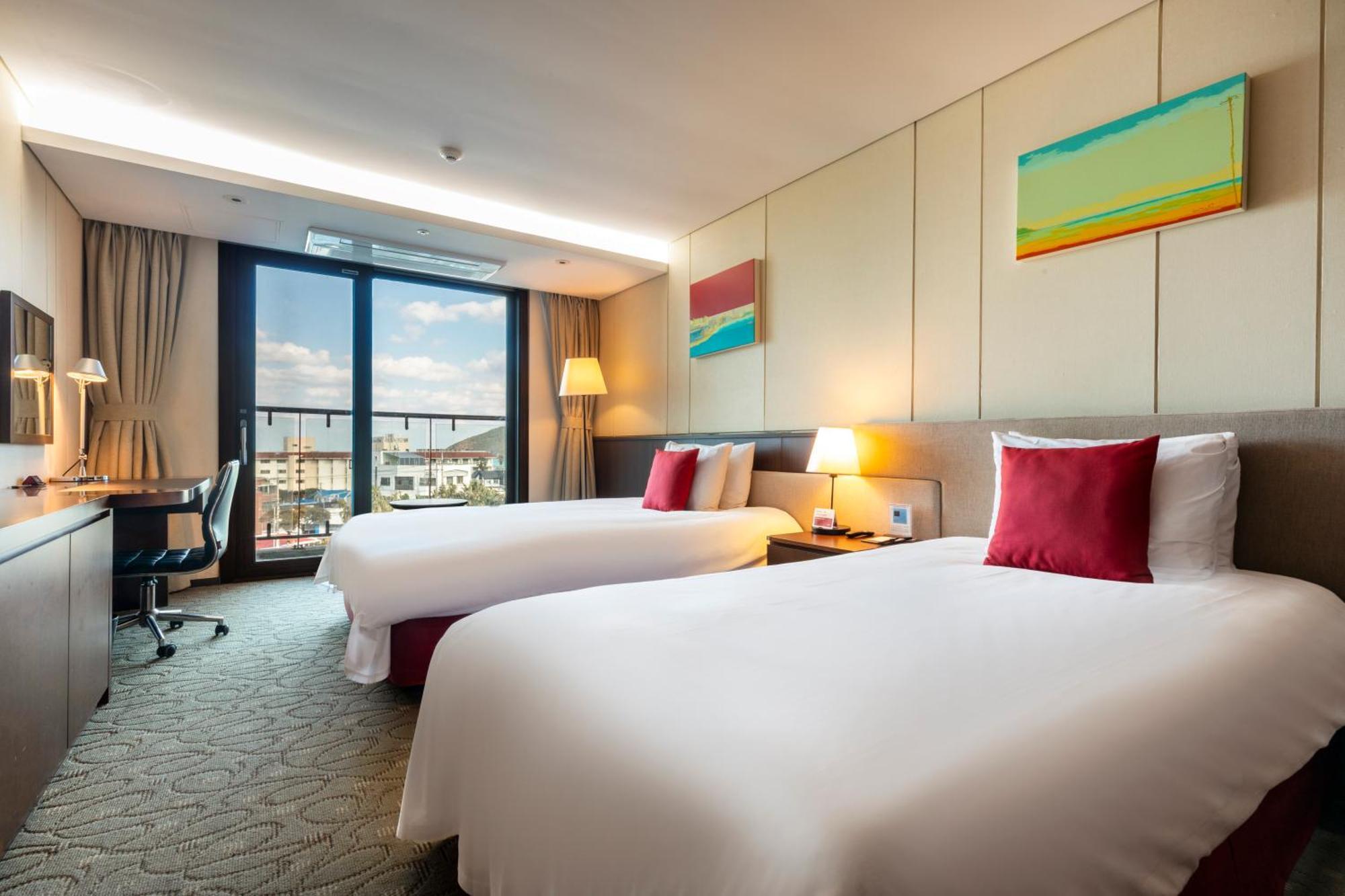 Ramada By Wyndham Jeju Hamdeok Hotel Екстериор снимка