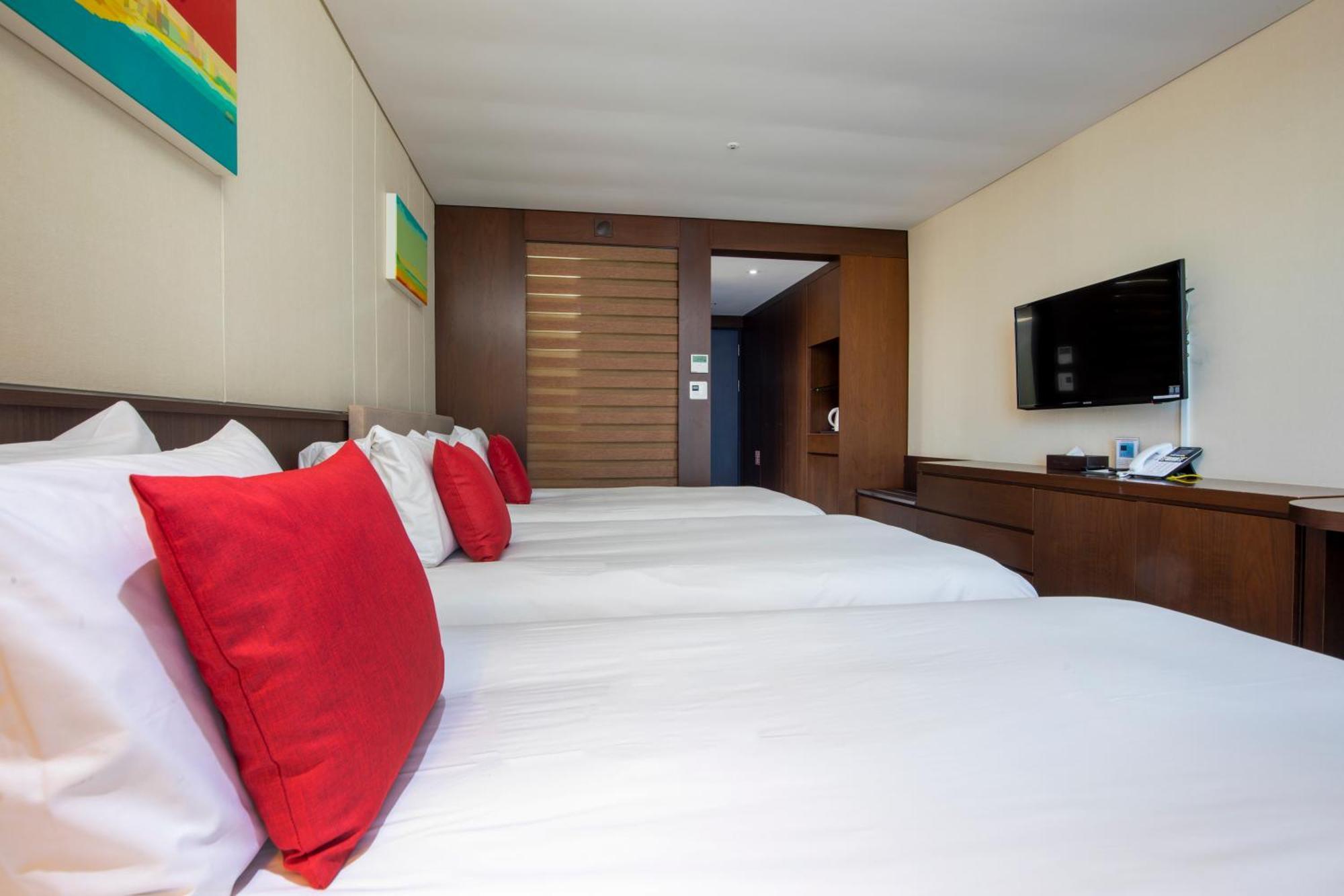 Ramada By Wyndham Jeju Hamdeok Hotel Екстериор снимка