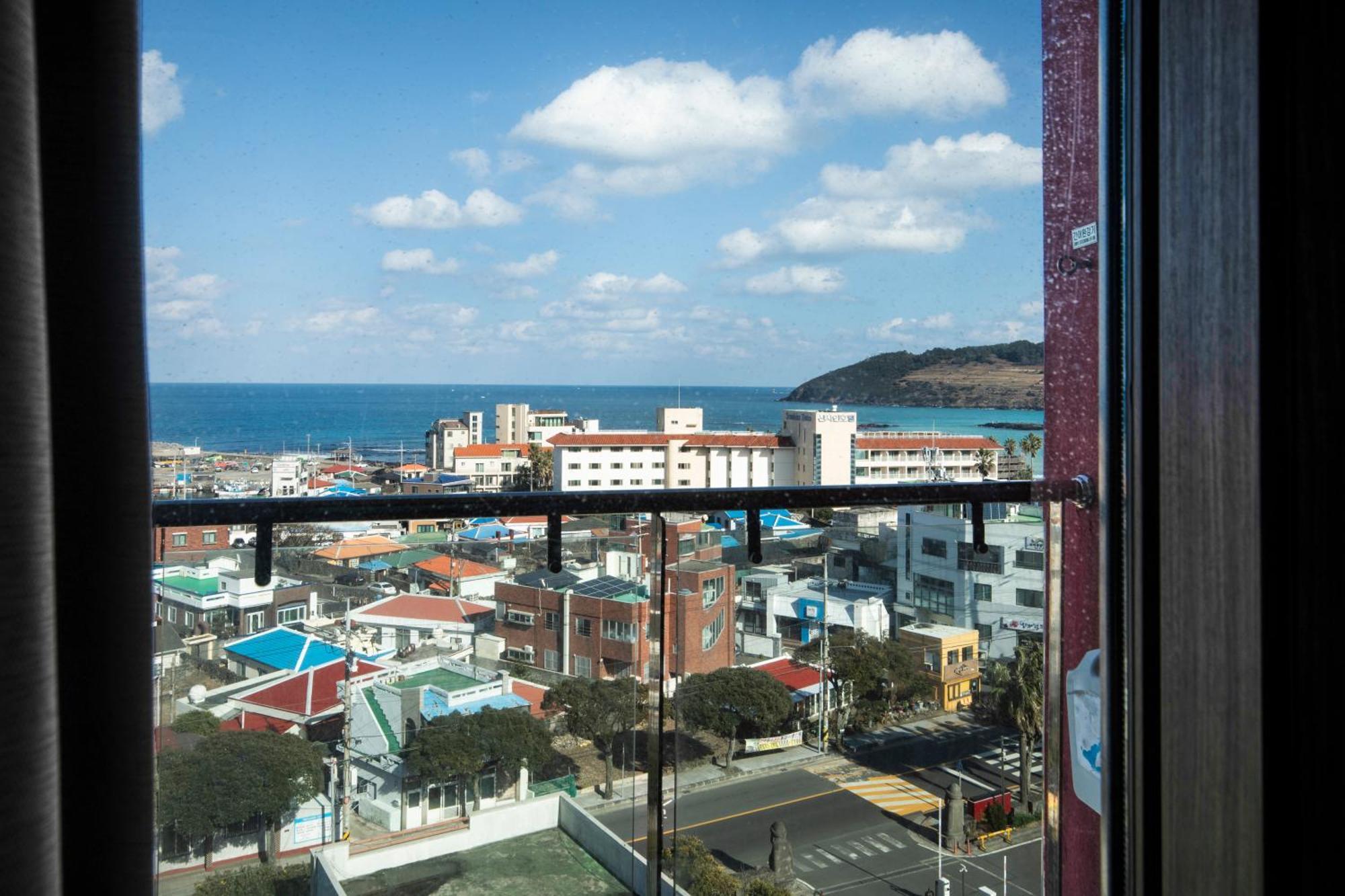 Ramada By Wyndham Jeju Hamdeok Hotel Екстериор снимка