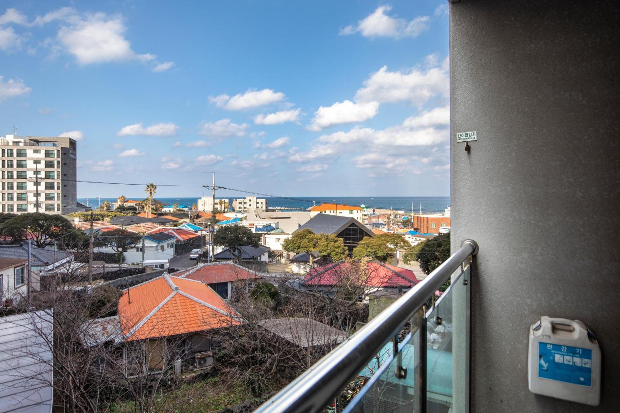 Ramada By Wyndham Jeju Hamdeok Hotel Екстериор снимка