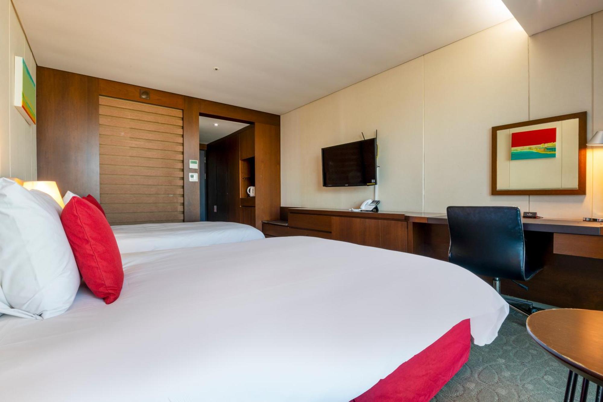 Ramada By Wyndham Jeju Hamdeok Hotel Екстериор снимка