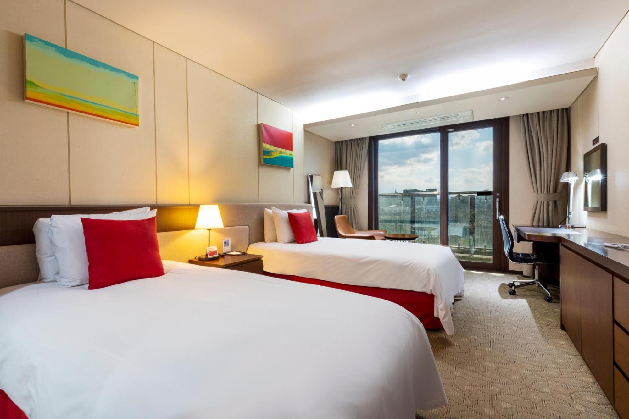 Ramada By Wyndham Jeju Hamdeok Hotel Екстериор снимка